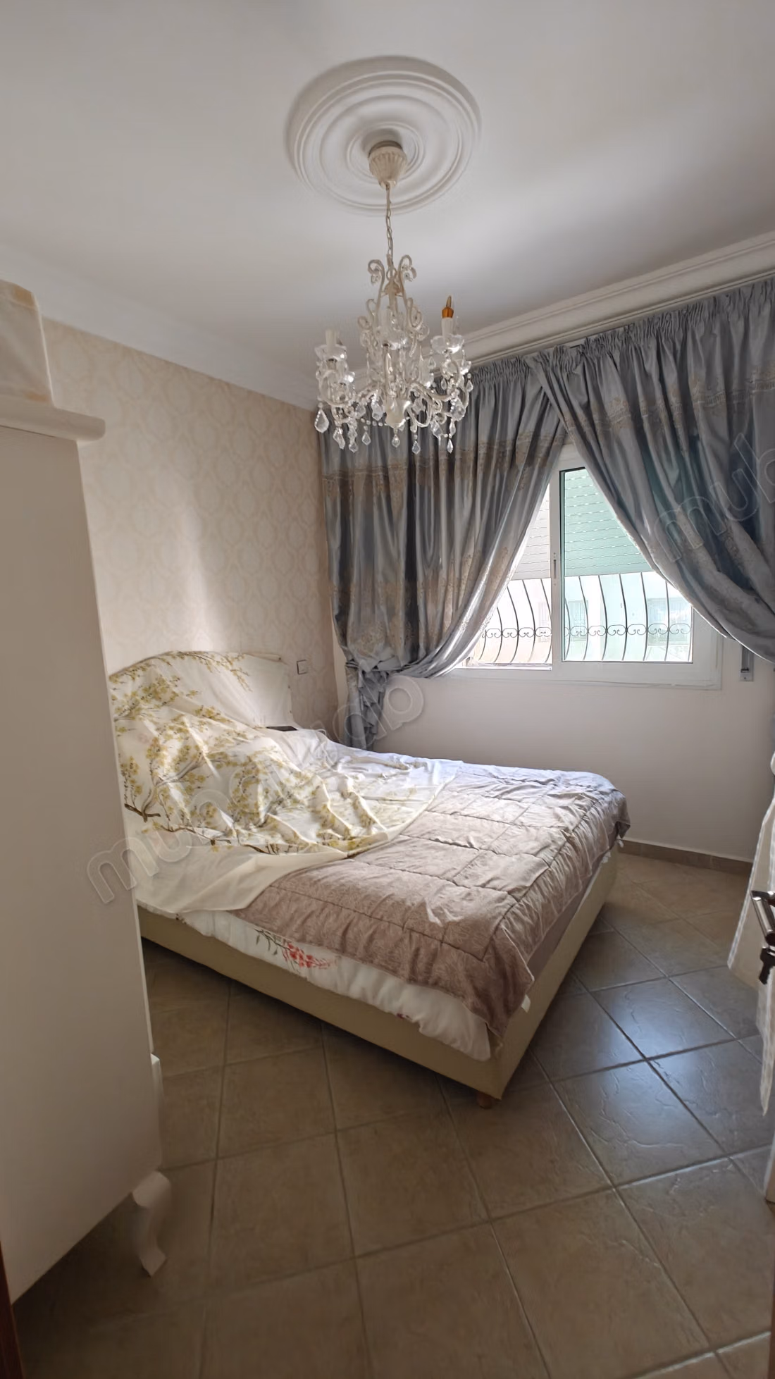 Vente d'un appartement dans le quartier Hassani. 3 belles chambres. Porte solide, résidence sécurisée