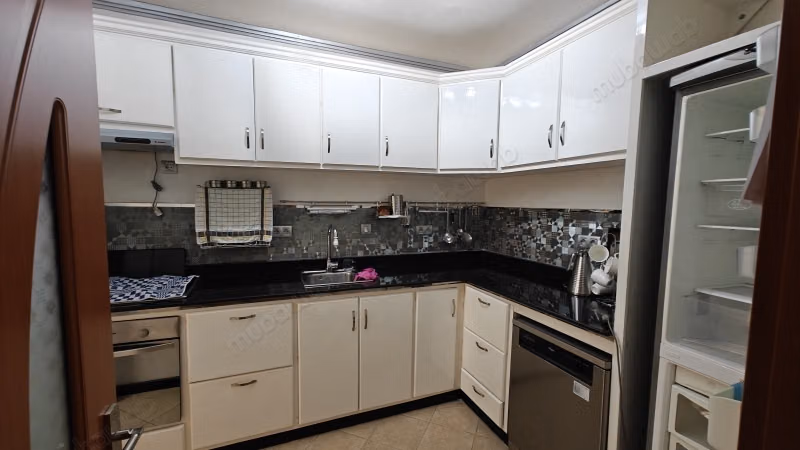 Vente d'un appartement dans le quartier Hassani. 3 belles chambres. Porte solide, résidence sécurisée