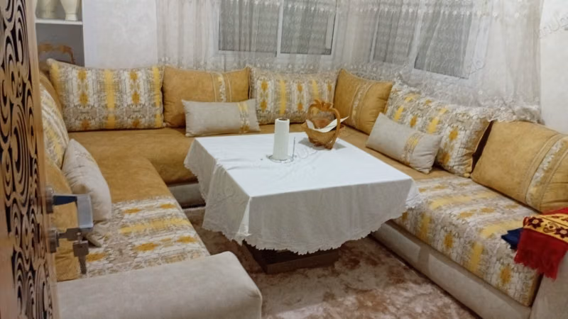 Alquiler de un apartamento en Cité Adrar. 3 habitaciones. Bien amueblado