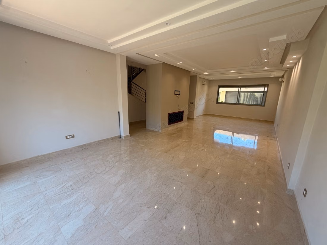 Maison de haut standing à vendre à résidence villa des près. 
6 grandes pièces. 
Porte sécurisée et chauffage central