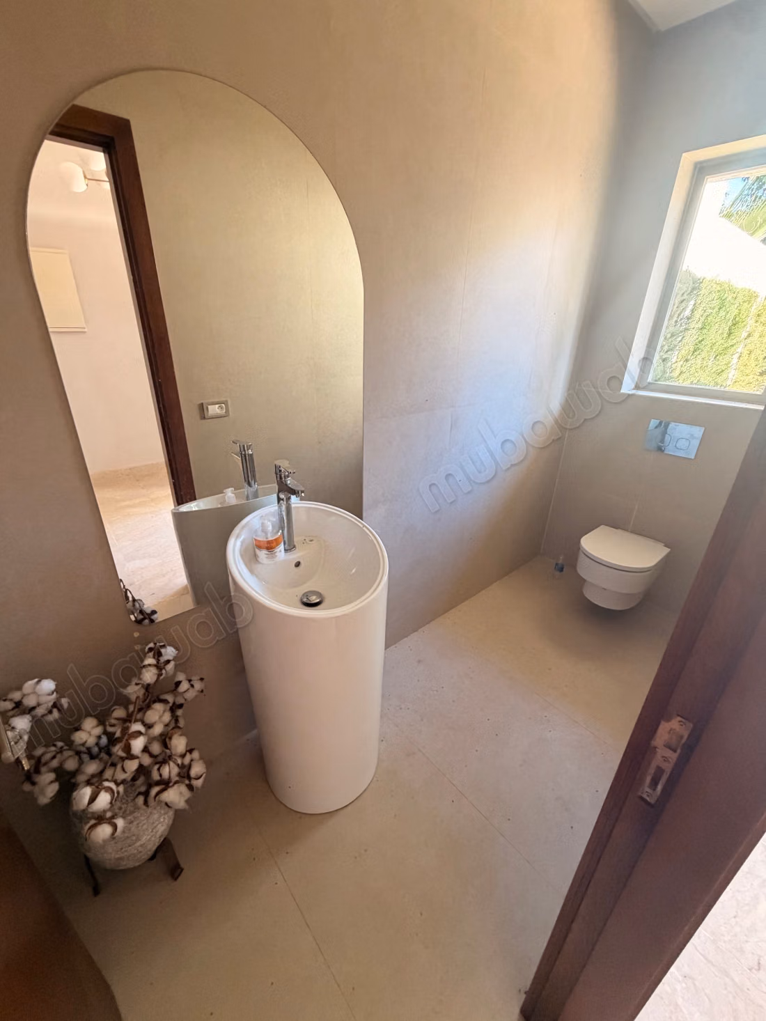 Maison de haut standing à vendre à résidence villa des près. 
6 grandes pièces. 
Porte sécurisée et chauffage central
