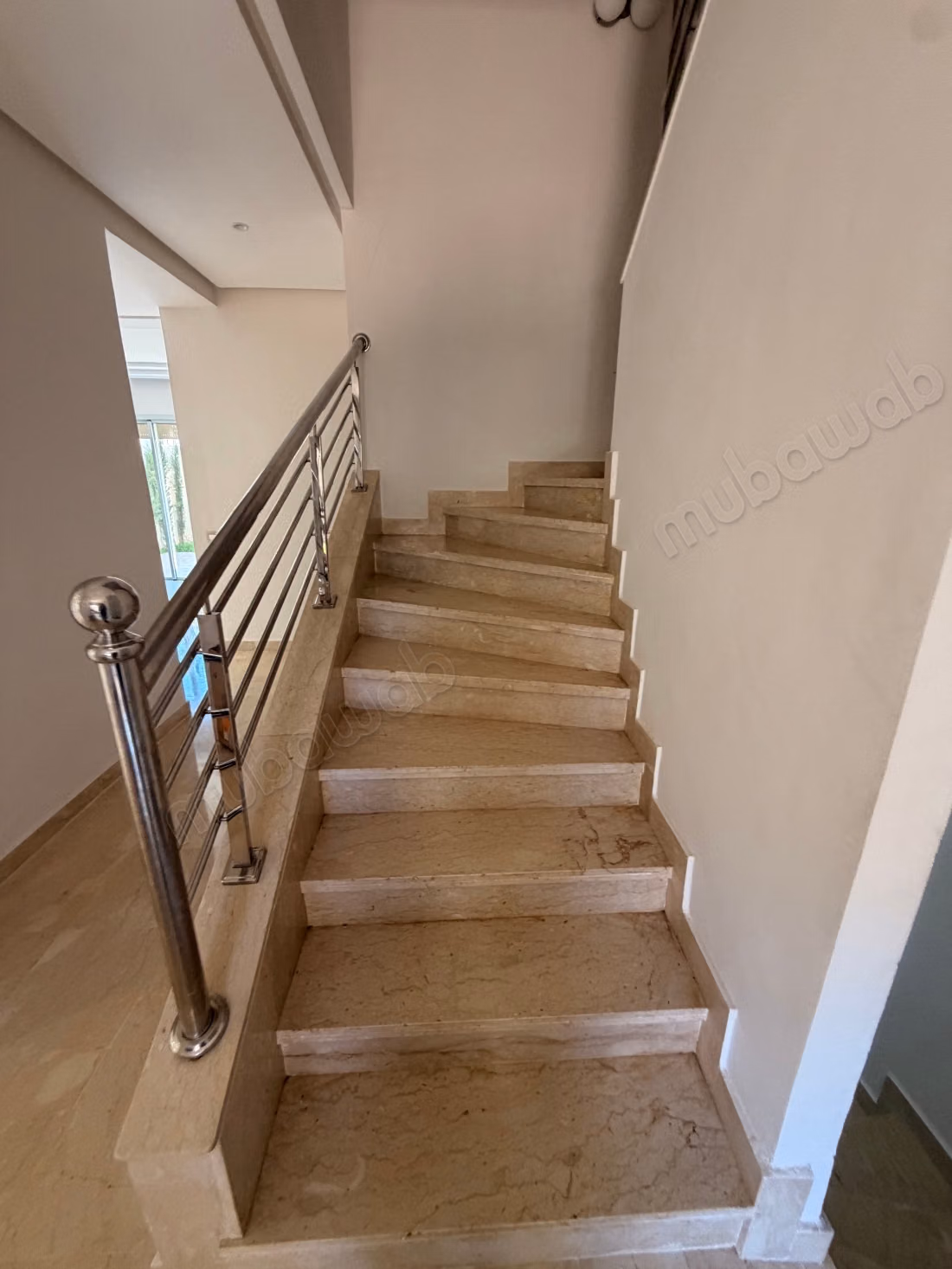 Maison de haut standing à vendre à résidence villa des près. 
6 grandes pièces. 
Porte sécurisée et chauffage central