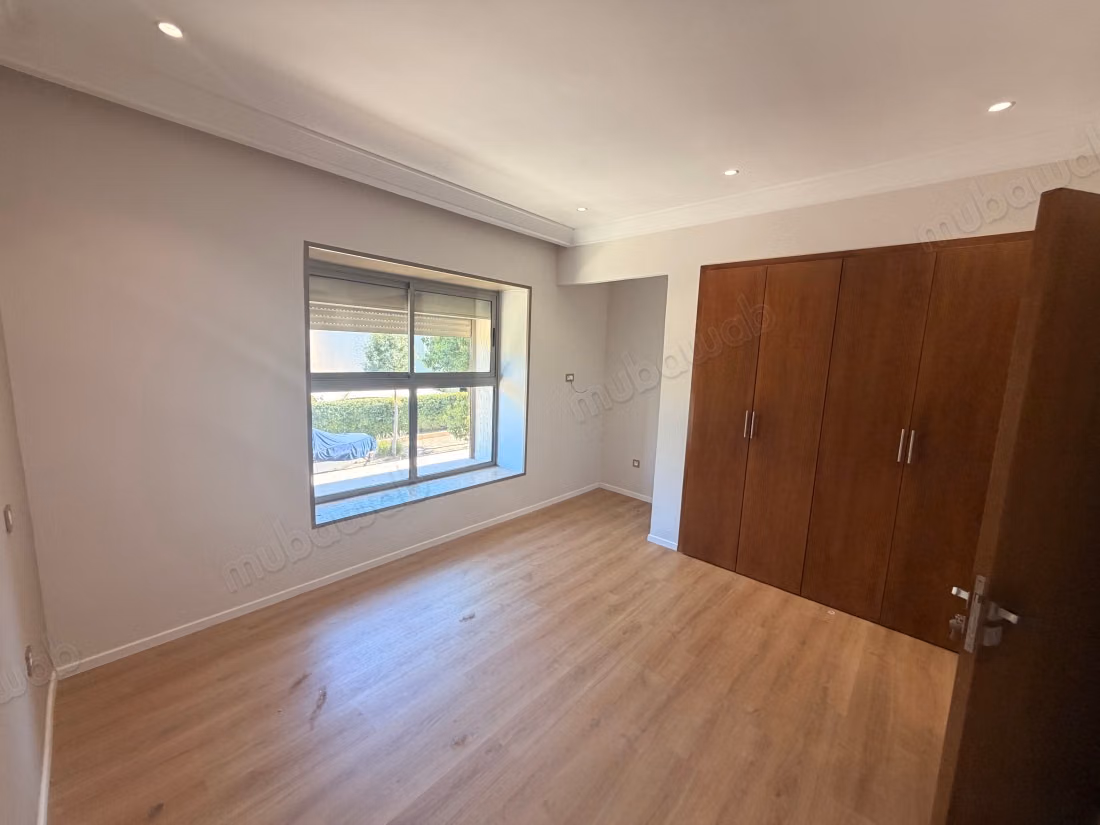 Maison de haut standing à vendre à résidence villa des près. 
6 grandes pièces. 
Porte sécurisée et chauffage central