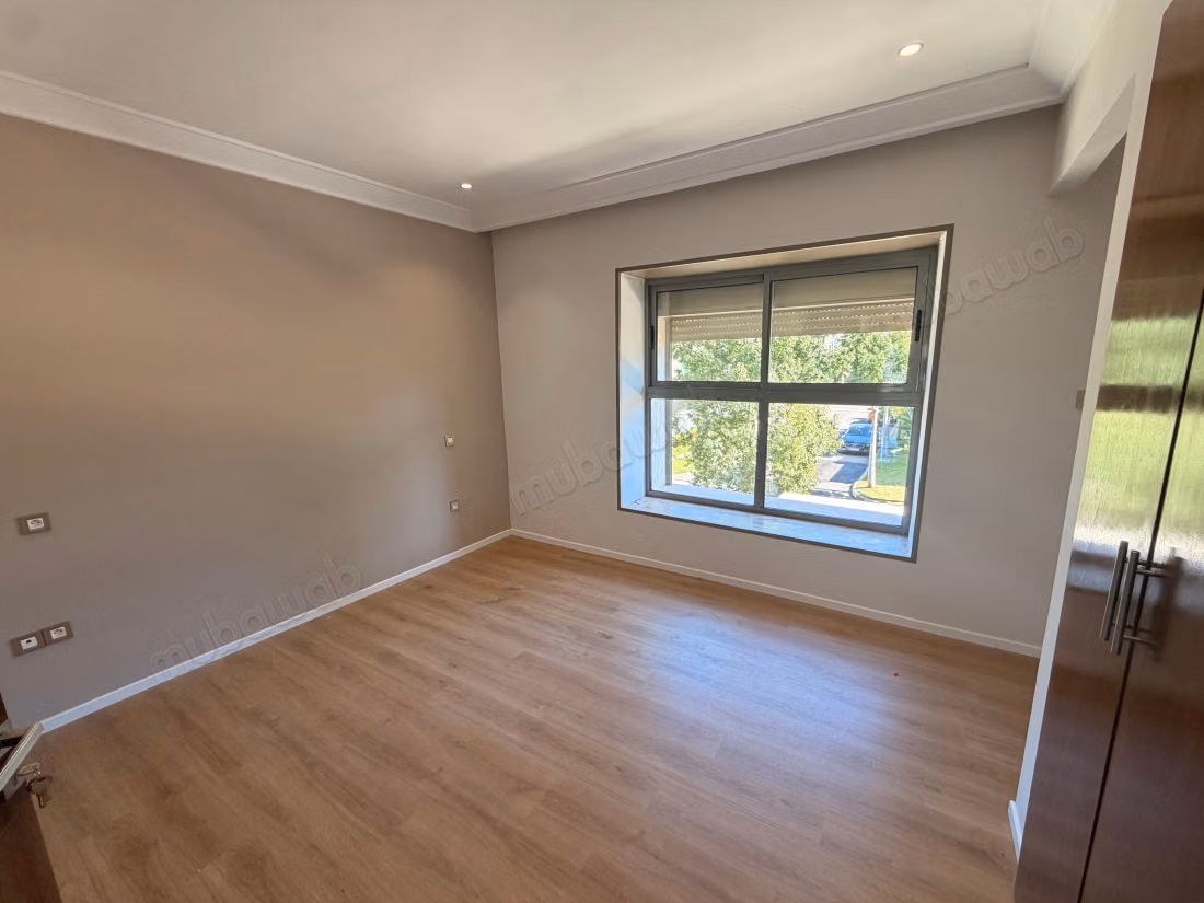 Maison de haut standing à vendre à résidence villa des près. 
6 grandes pièces. 
Porte sécurisée et chauffage central
