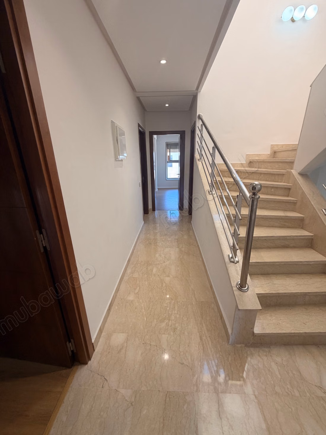 Maison de haut standing à vendre à résidence villa des près. 
6 grandes pièces. 
Porte sécurisée et chauffage central
