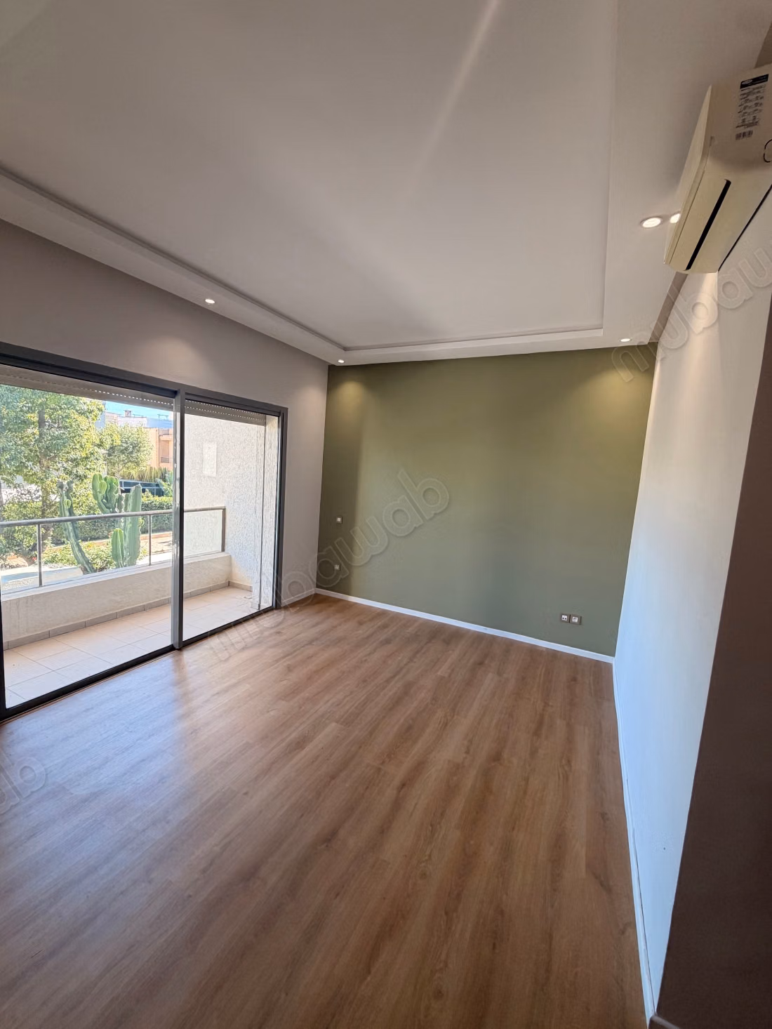 Maison de haut standing à vendre à résidence villa des près. 
6 grandes pièces. 
Porte sécurisée et chauffage central