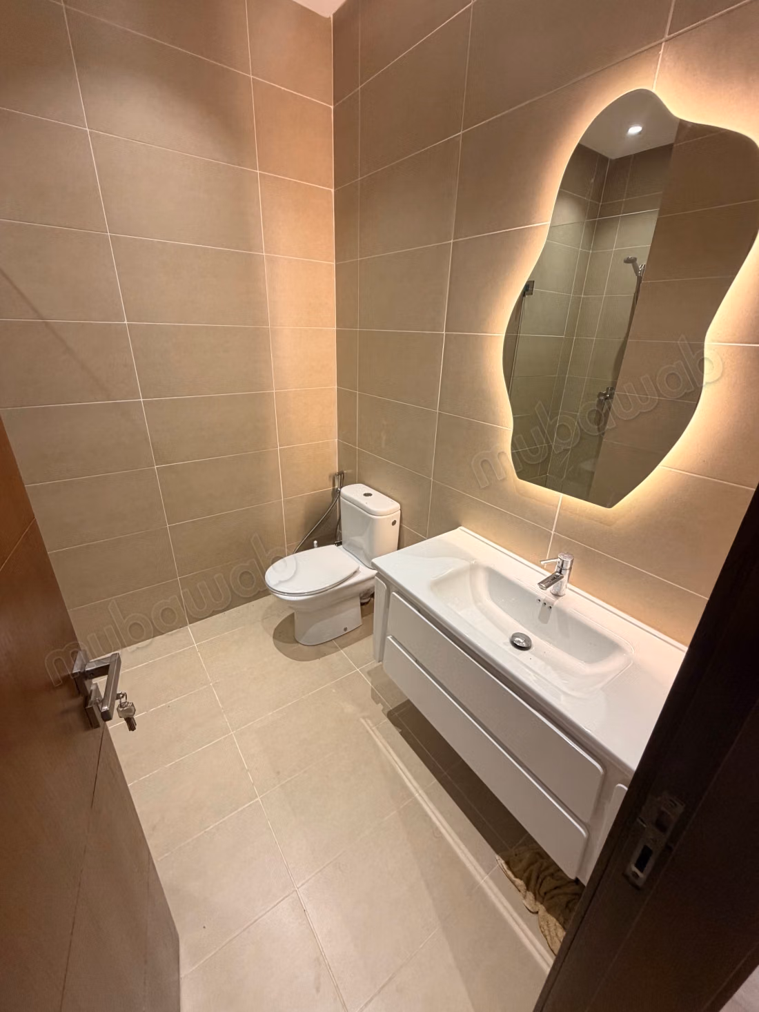 Maison de haut standing à vendre à résidence villa des près. 
6 grandes pièces. 
Porte sécurisée et chauffage central