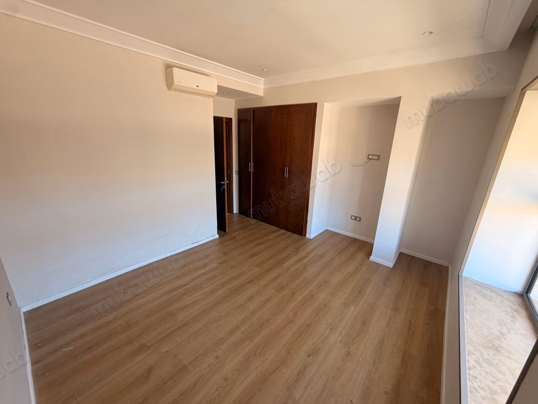 Maison de haut standing à vendre à résidence villa des près. 
6 grandes pièces. 
Porte sécurisée et chauffage central