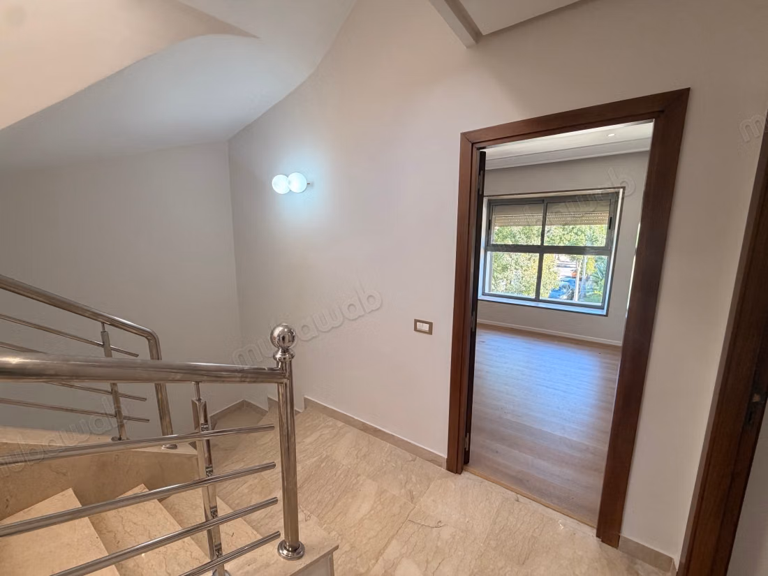 Maison de haut standing à vendre à résidence villa des près. 
6 grandes pièces. 
Porte sécurisée et chauffage central