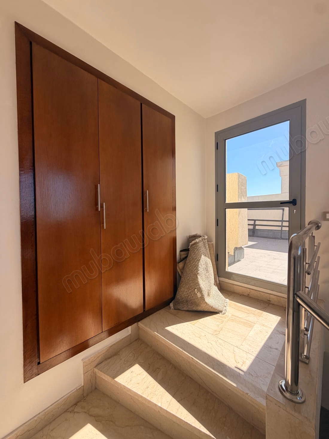 Maison de haut standing à vendre à résidence villa des près. 
6 grandes pièces. 
Porte sécurisée et chauffage central