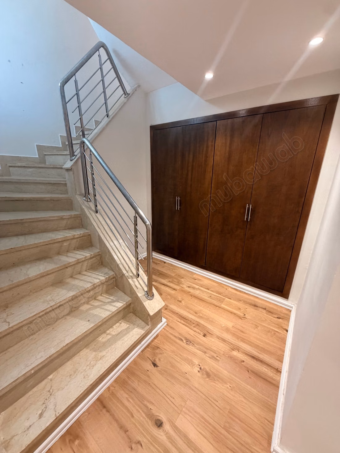 Maison de haut standing à vendre à résidence villa des près. 
6 grandes pièces. 
Porte sécurisée et chauffage central