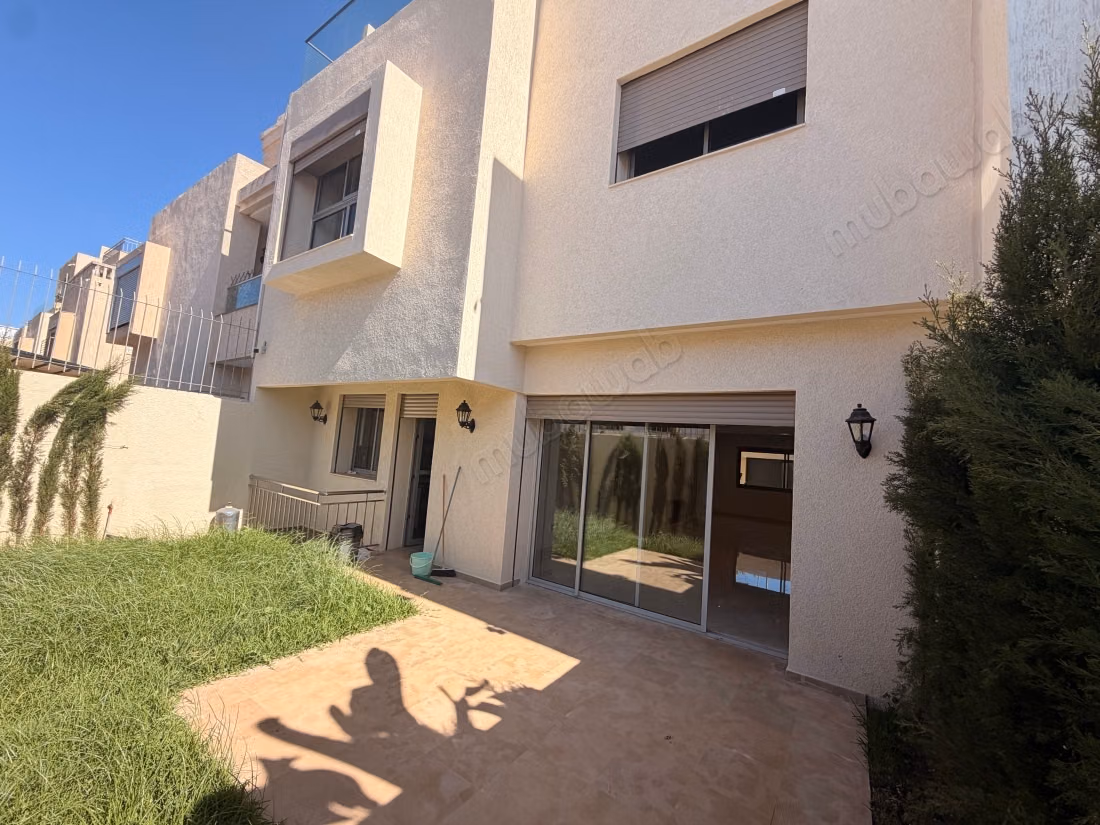 Maison de haut standing à vendre à résidence villa des près. 
6 grandes pièces. 
Porte sécurisée et chauffage central