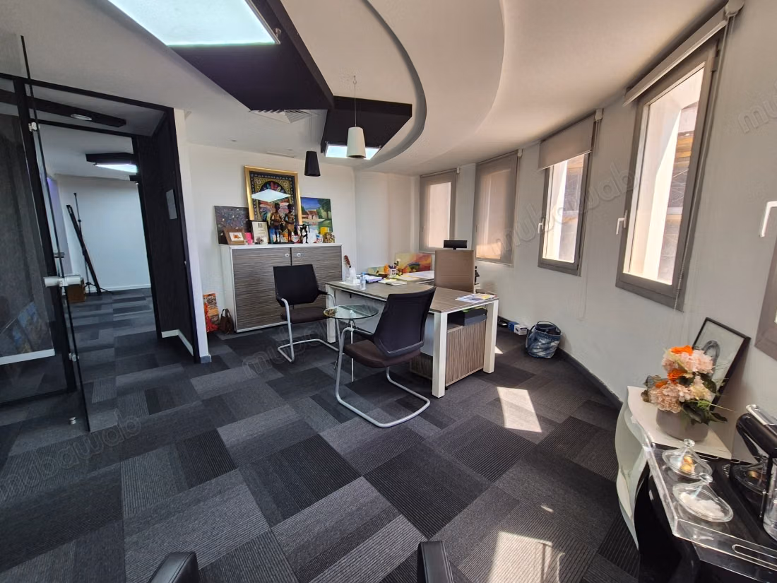 Plateau bureau rénové, aménagé 277m²
