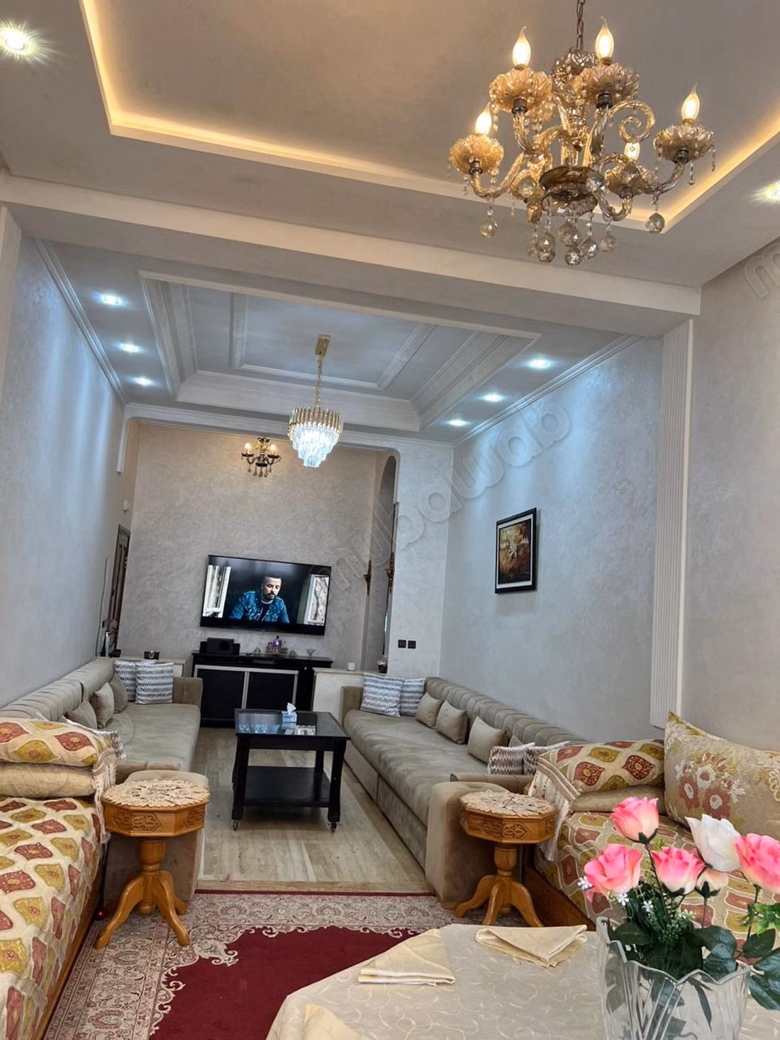 Espléndido apartamento en alquiler en Hay Arrachad. 3 habitaciones grandes. Plazas de aparcamiento y terraza