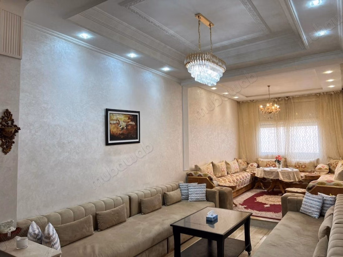 Espléndido apartamento en alquiler en Hay Arrachad. 3 habitaciones grandes. Plazas de aparcamiento y terraza