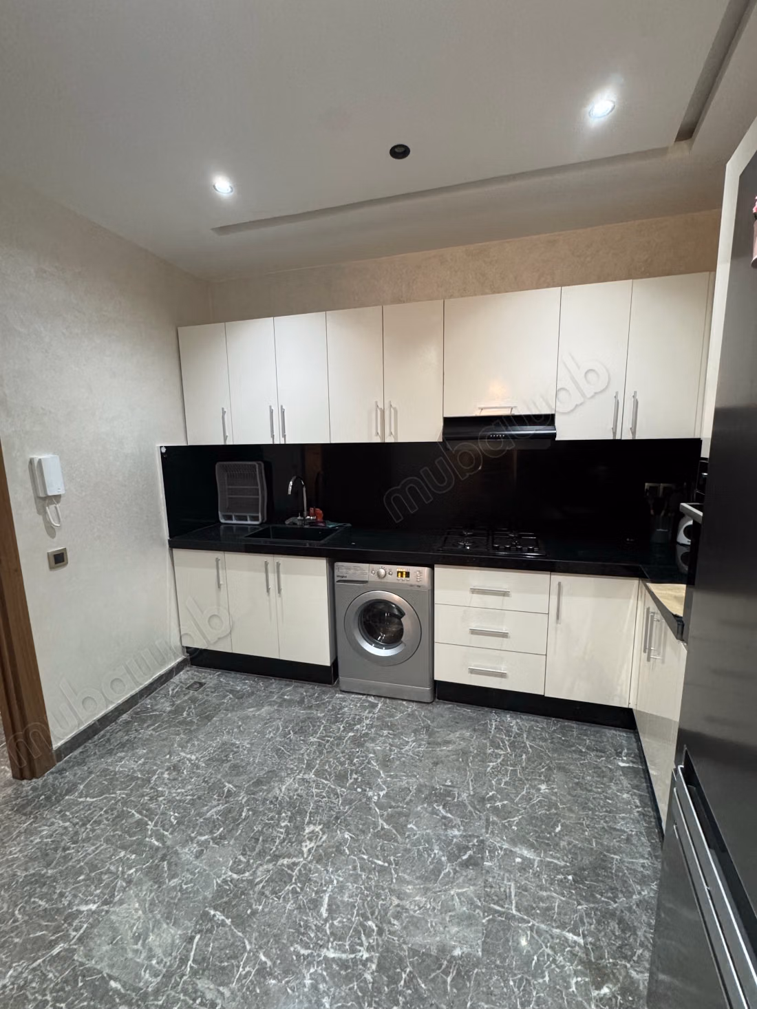 Superb apartment for rent on Casablanca Road. Total area 90 m². Well furnished