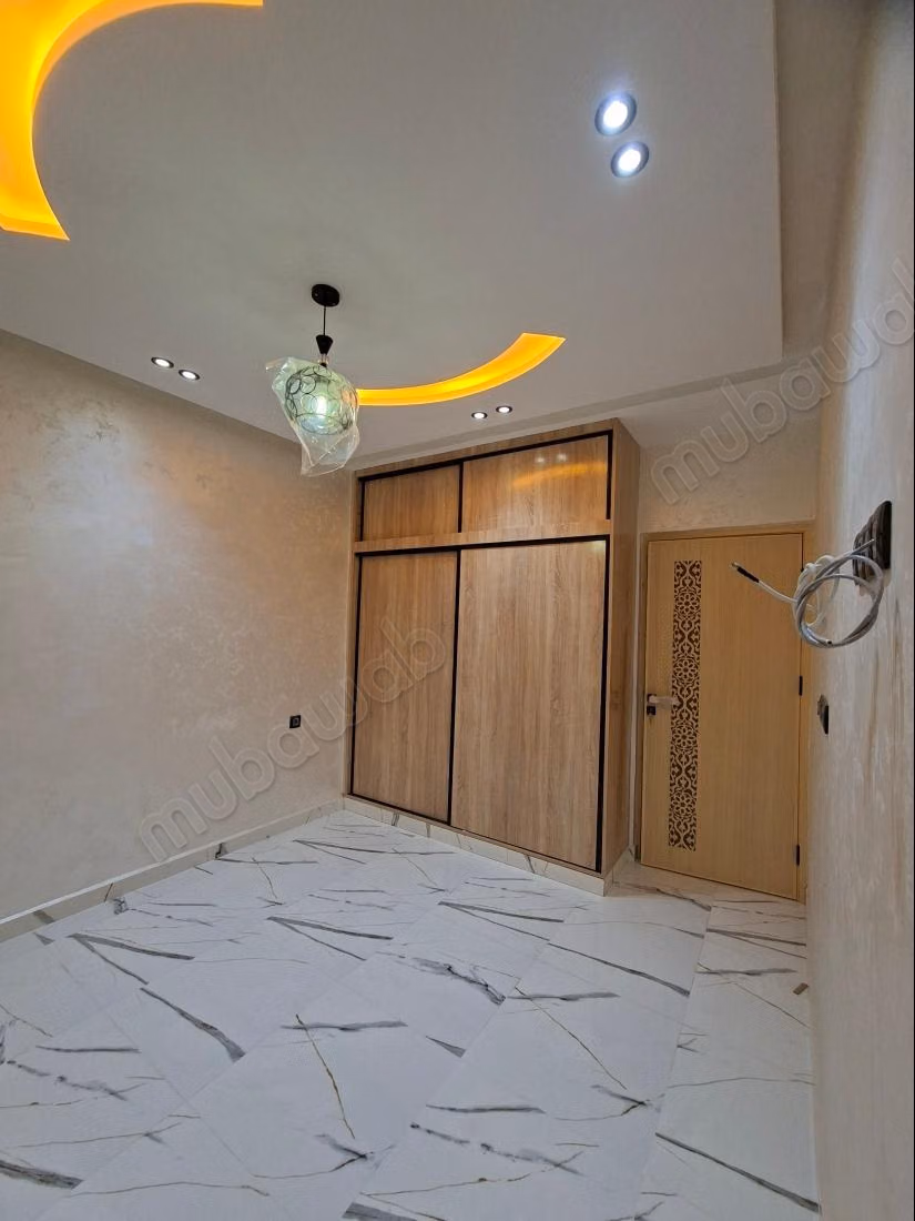 Bonito apartamento en venta en Hay Essalam. Superficie 120 m². Antena parabólica y puerta blindada