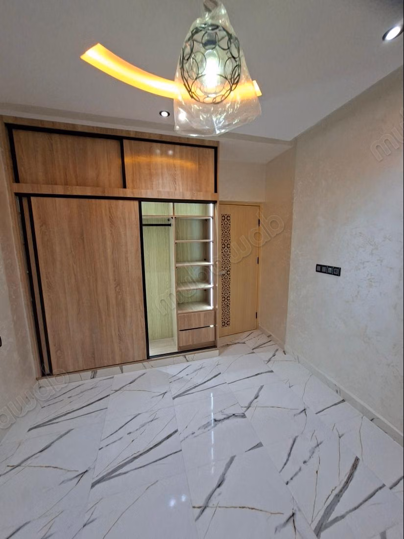 Bonito apartamento en venta en Hay Essalam. Superficie 120 m². Antena parabólica y puerta blindada