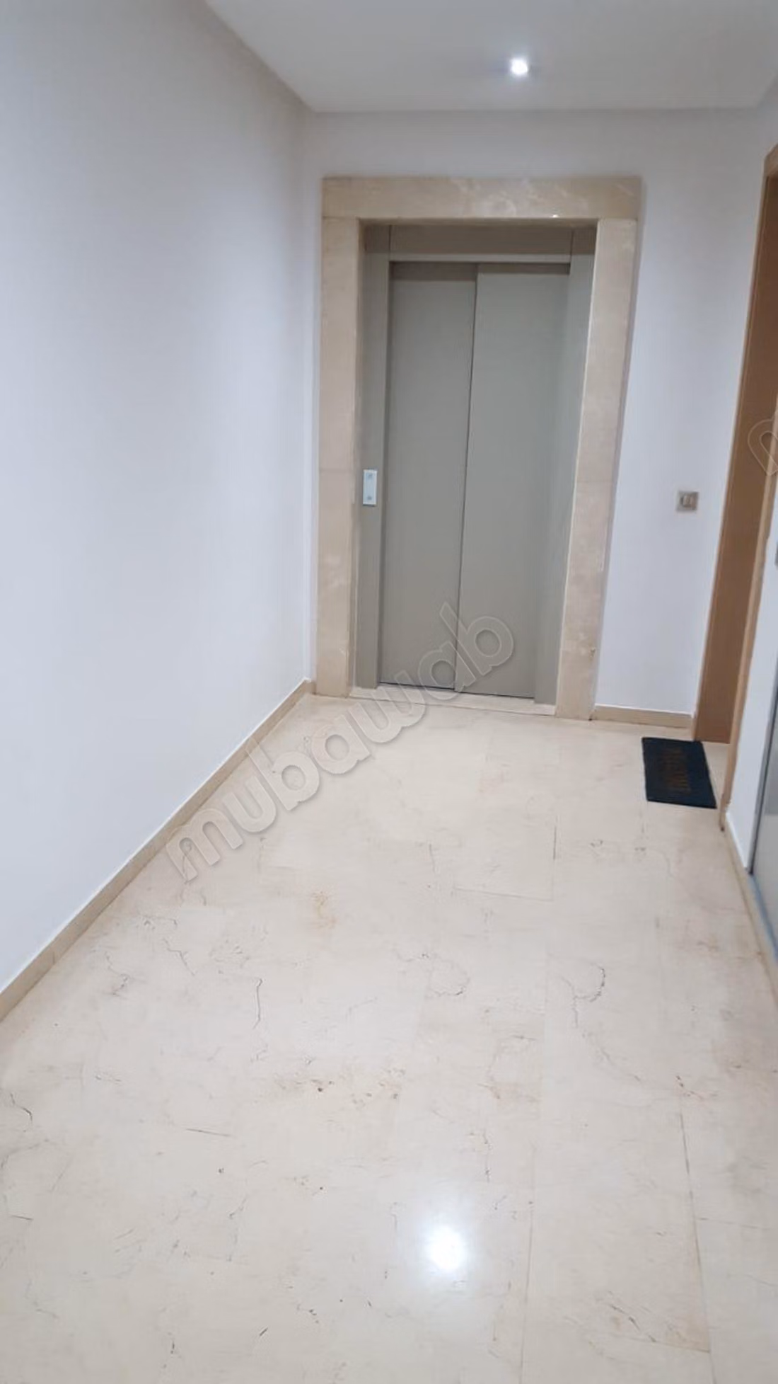 Se alquila este piso en Riyad. 3 hermosas habitaciones. Con Ascensor, balcón