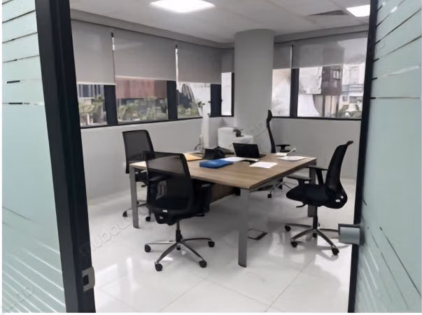 Bureau de 155 M² à Louer à CFC