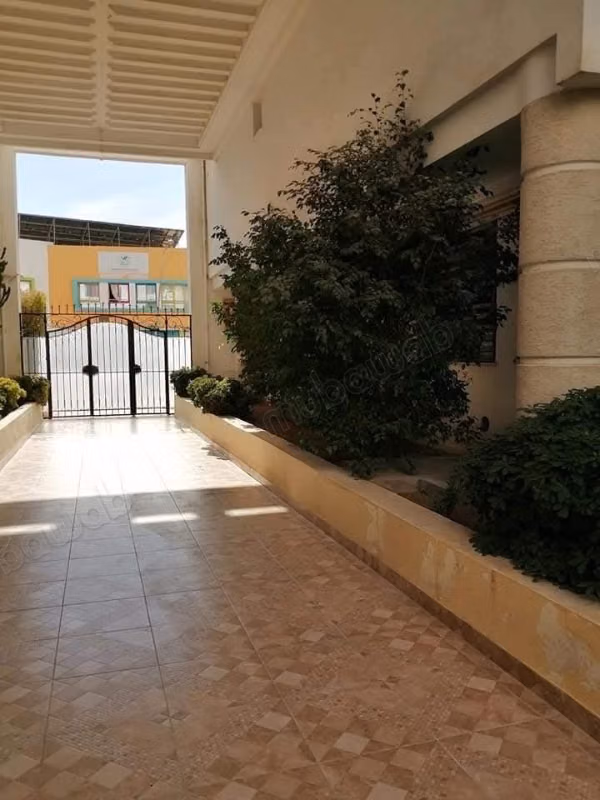 Vendita di un bel appartamento a Sidi Daoued. Superficie 73 mq. Spazi verdi e ascensore