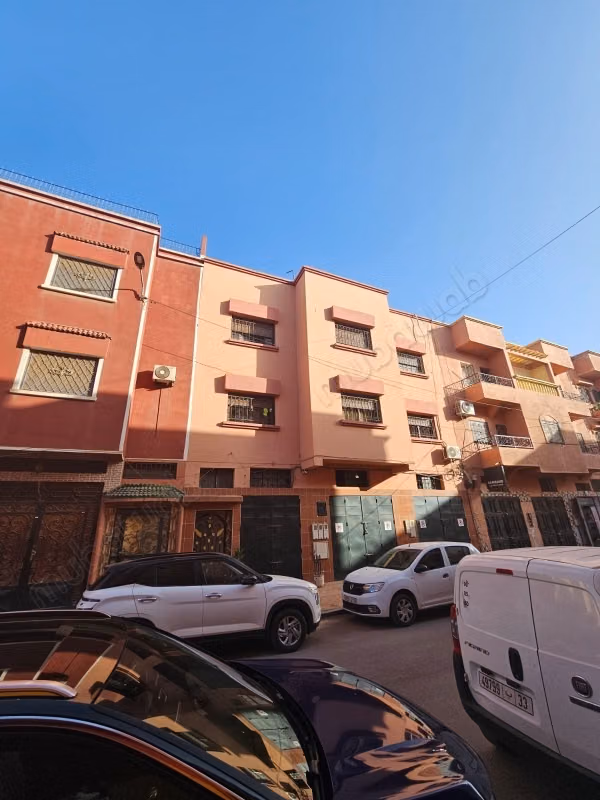 Maison de 260 m² avec magasins et 04 appartements
