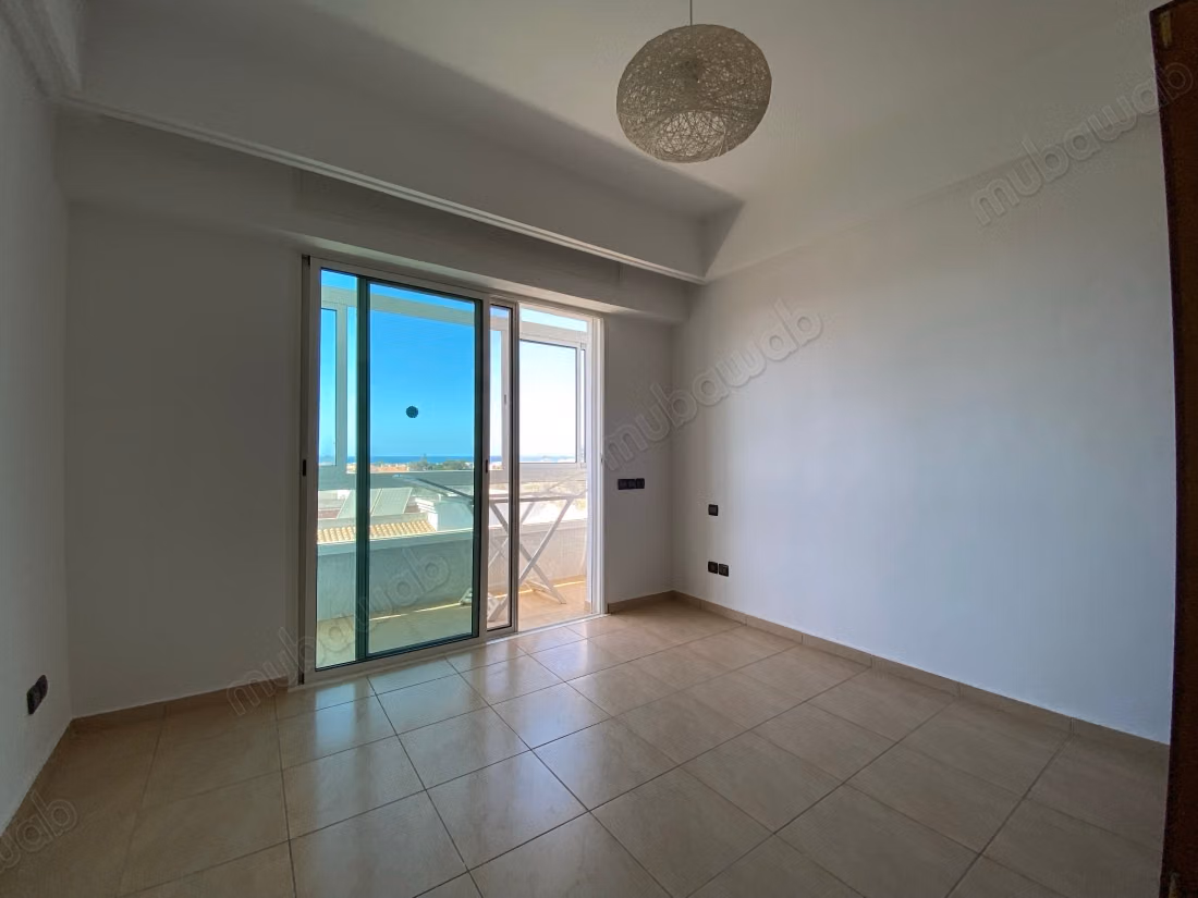 Huur dit triplex in Harhoura. 3 slaapkamers. Groot balkon
