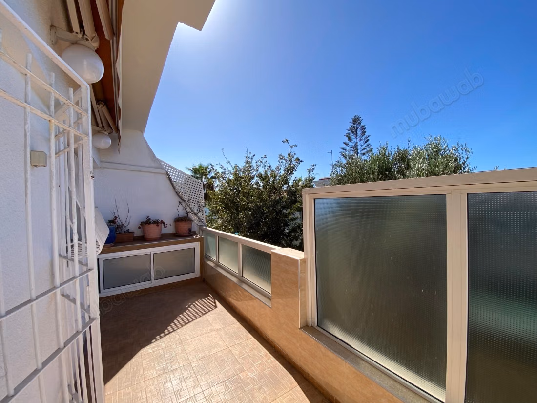 Huur dit triplex in Harhoura. 3 slaapkamers. Groot balkon