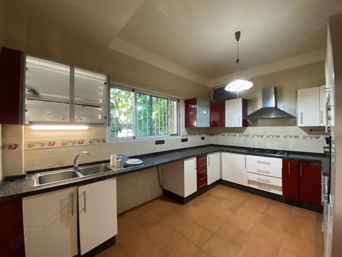 Huur dit triplex in Harhoura. 3 slaapkamers. Groot balkon