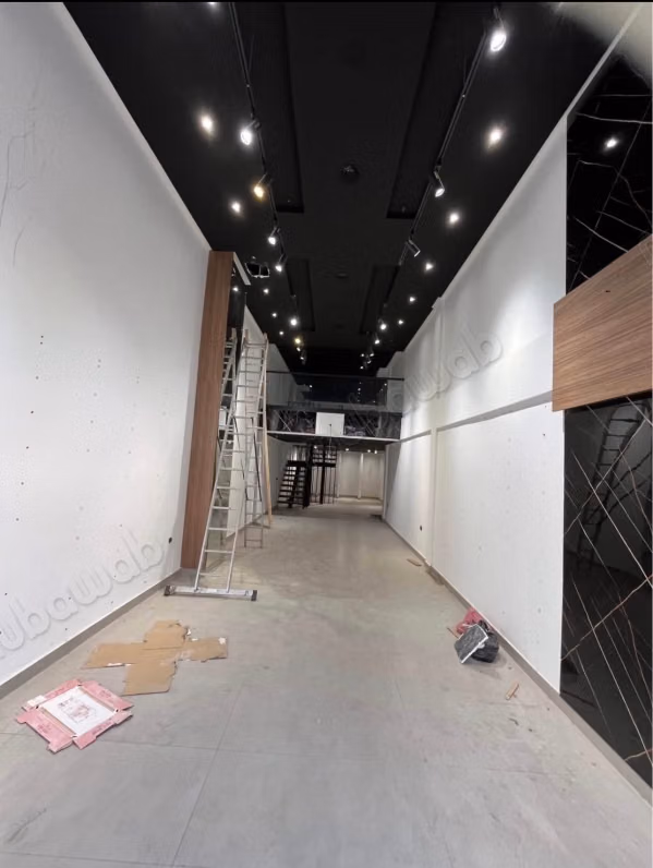 Alquila este local comercial en Maârif. Superficie total 120 m². Puerta blindada, seguridad