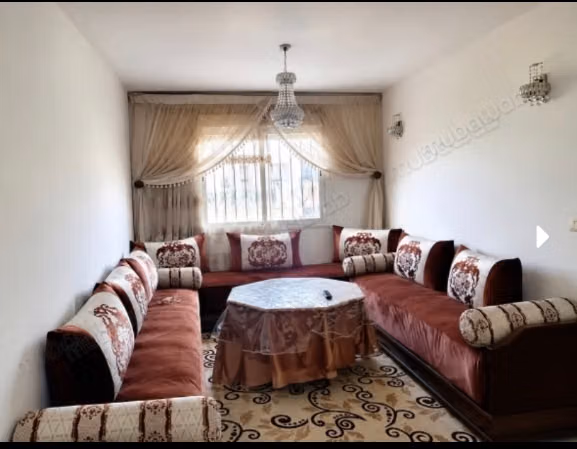 Seizoensverhuur op de Ceutaweg. 2 mooie slaapkamers. Traditionele Marokkaanse lounge, beveiligde residentie