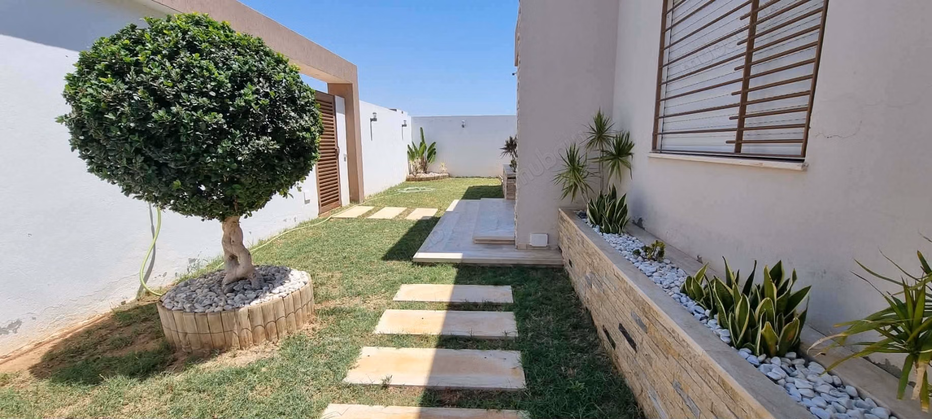 Luxurious house for sale in Sakiet Eddaier. 5 comfortable rooms. Central heating and armored door