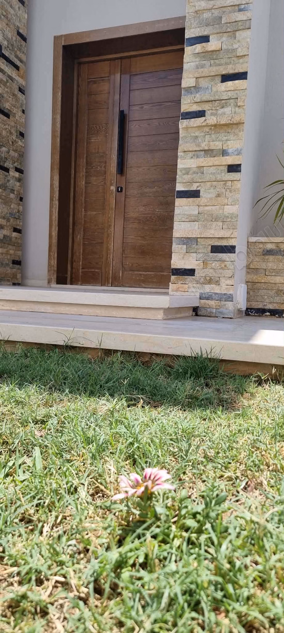 Luxurious house for sale in Sakiet Eddaier. 5 comfortable rooms. Central heating and armored door