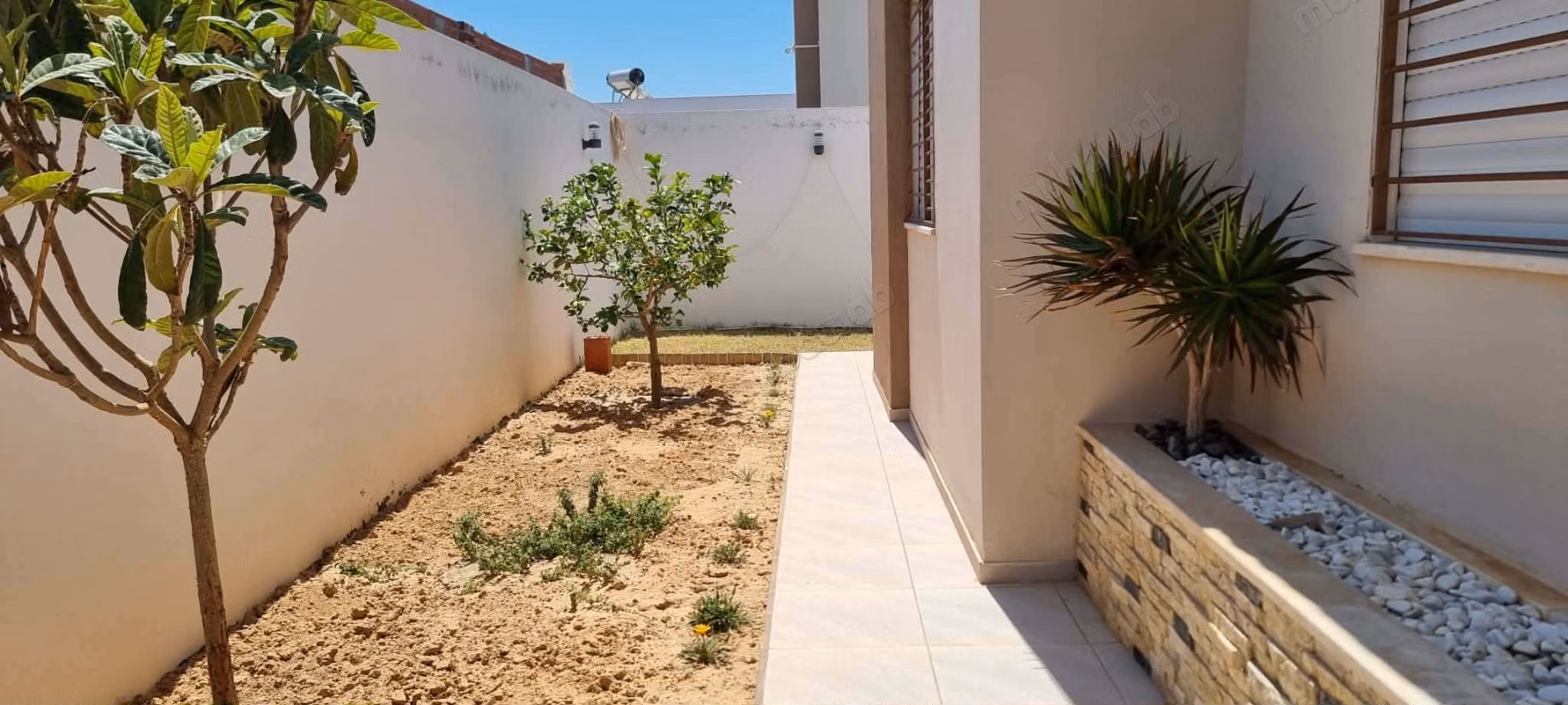 Luxurious house for sale in Sakiet Eddaier. 5 comfortable rooms. Central heating and armored door
