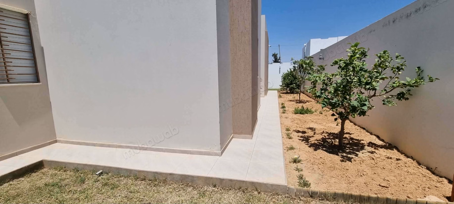 Luxurious house for sale in Sakiet Eddaier. 5 comfortable rooms. Central heating and armored door