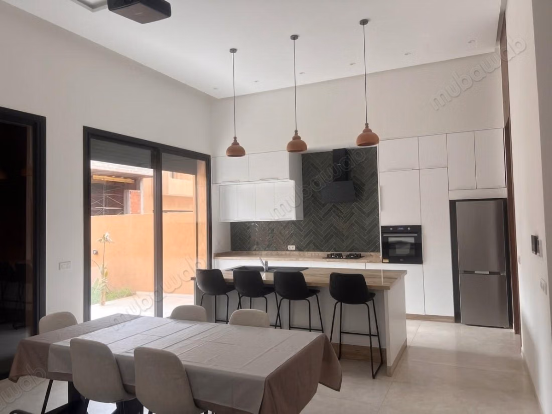 Beautiful villa for sale on Route de Tahanaout. 4 comfortable bedrooms. Pool and concierge service
