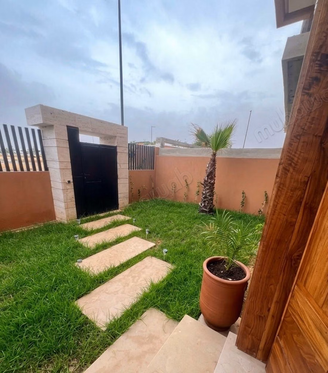 Beautiful villa for sale on Route de Tahanaout. 4 comfortable bedrooms. Pool and concierge service