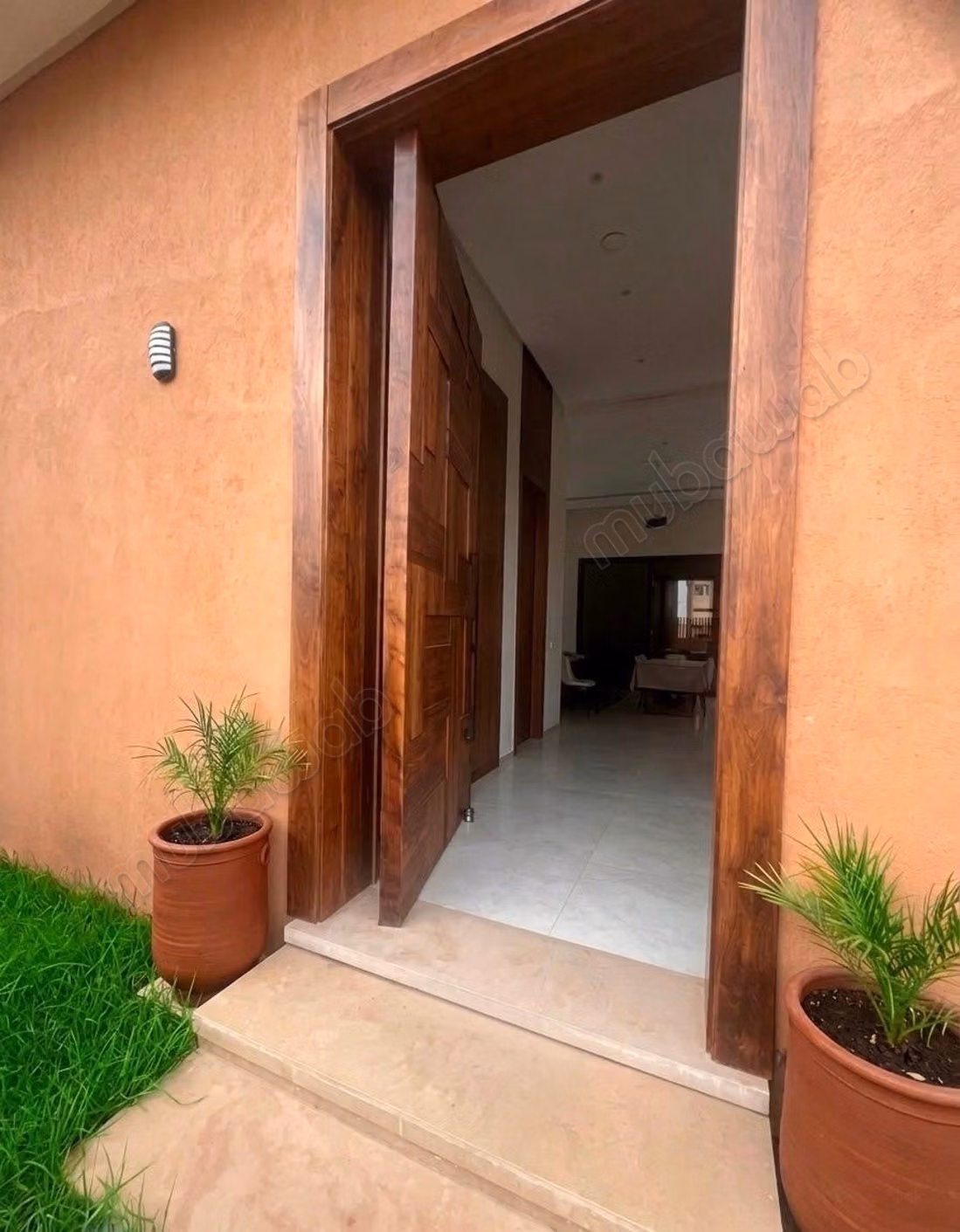 Beautiful villa for sale on Route de Tahanaout. 4 comfortable bedrooms. Pool and concierge service