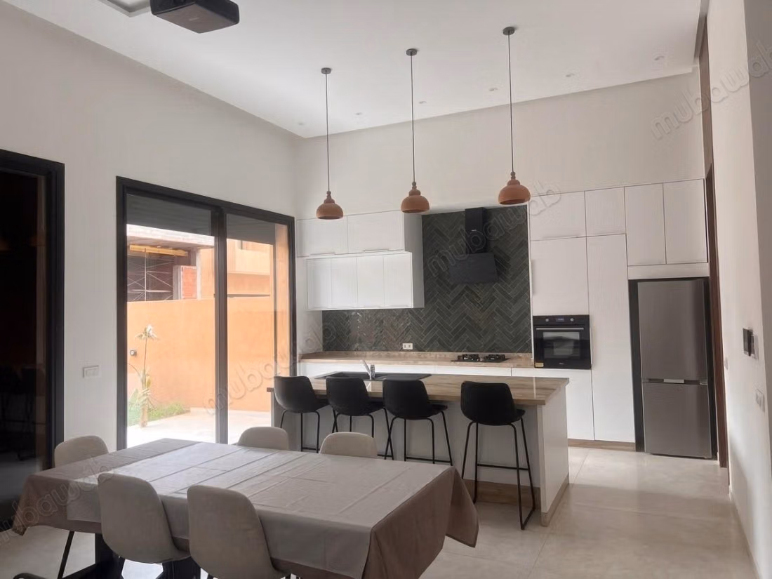 Beautiful villa for sale on Route de Tahanaout. 4 comfortable bedrooms. Pool and concierge service