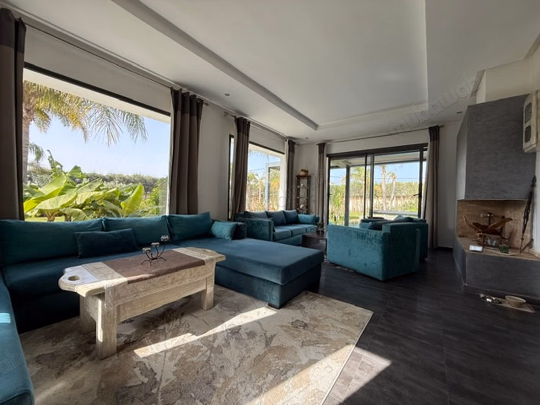Villa de excepción, titulada, jardín arbolado y piscina
