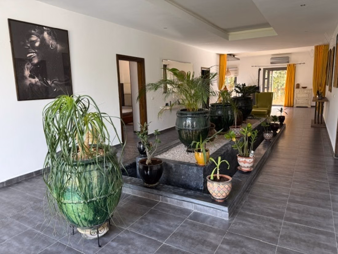 Villa de excepción, titulada, jardín arbolado y piscina