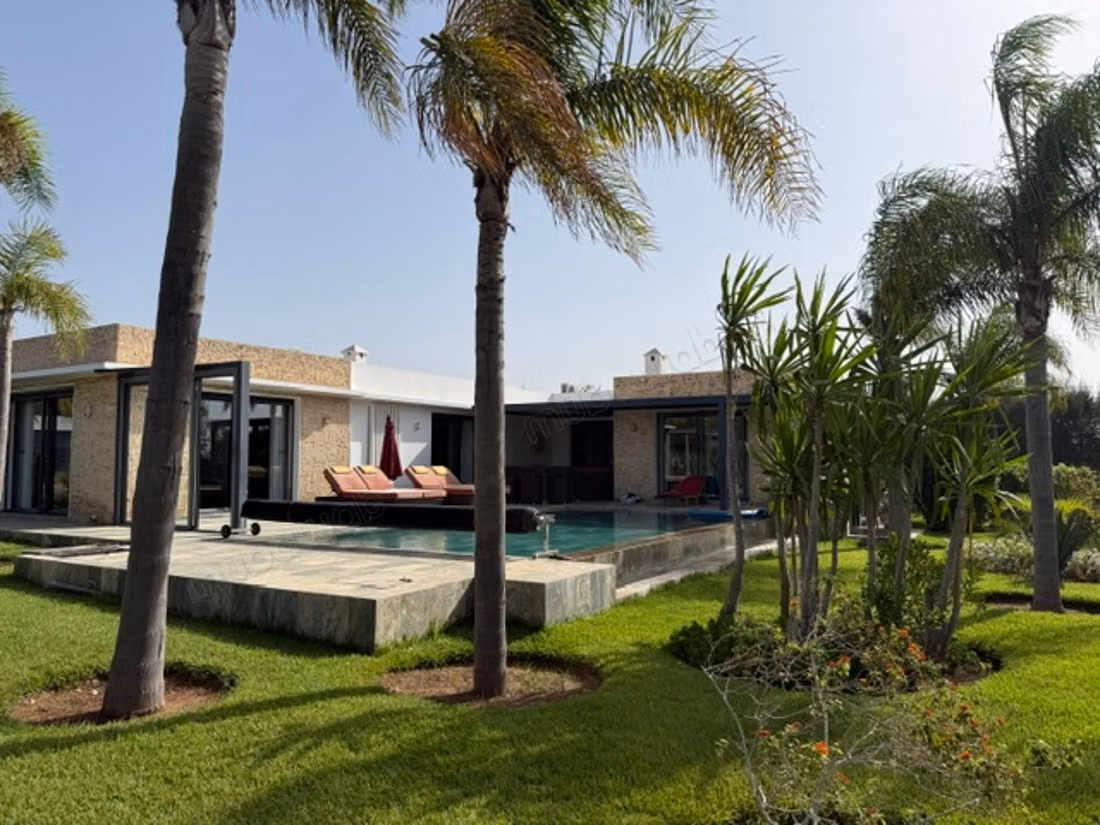 Villa de excepción, titulada, jardín arbolado y piscina