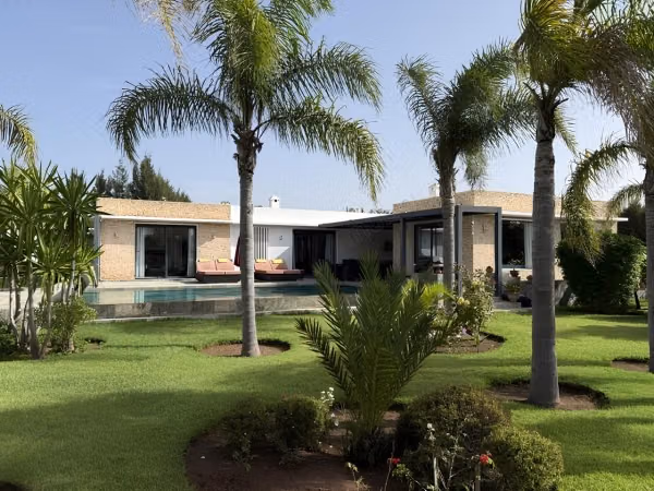 Villa de excepción, titulada, jardín arbolado y piscina