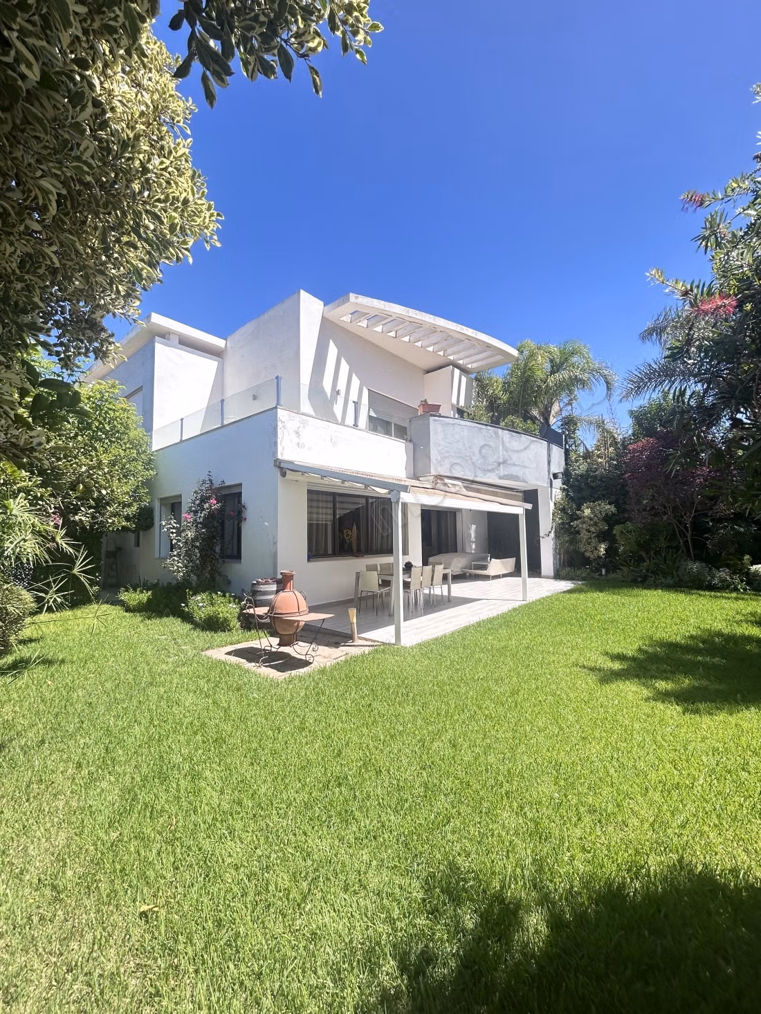 Spacieuse et belle villa à vendre à bouskoura
