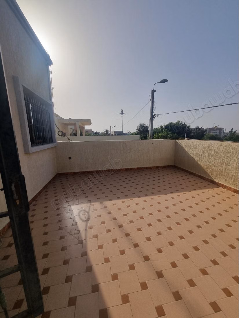 Magnifique villa à louer à Hay Dakhla. 3 grandes pièces. Porte blindée et résidence sécurisée