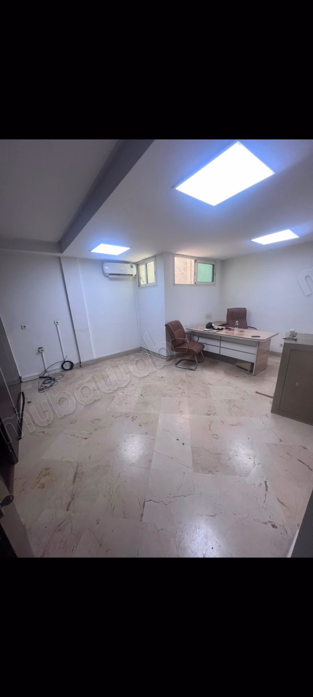 Uffici in affitto ad Anfa. Superficie totale di 120 m². Residence con concierge e aria condizionata generale