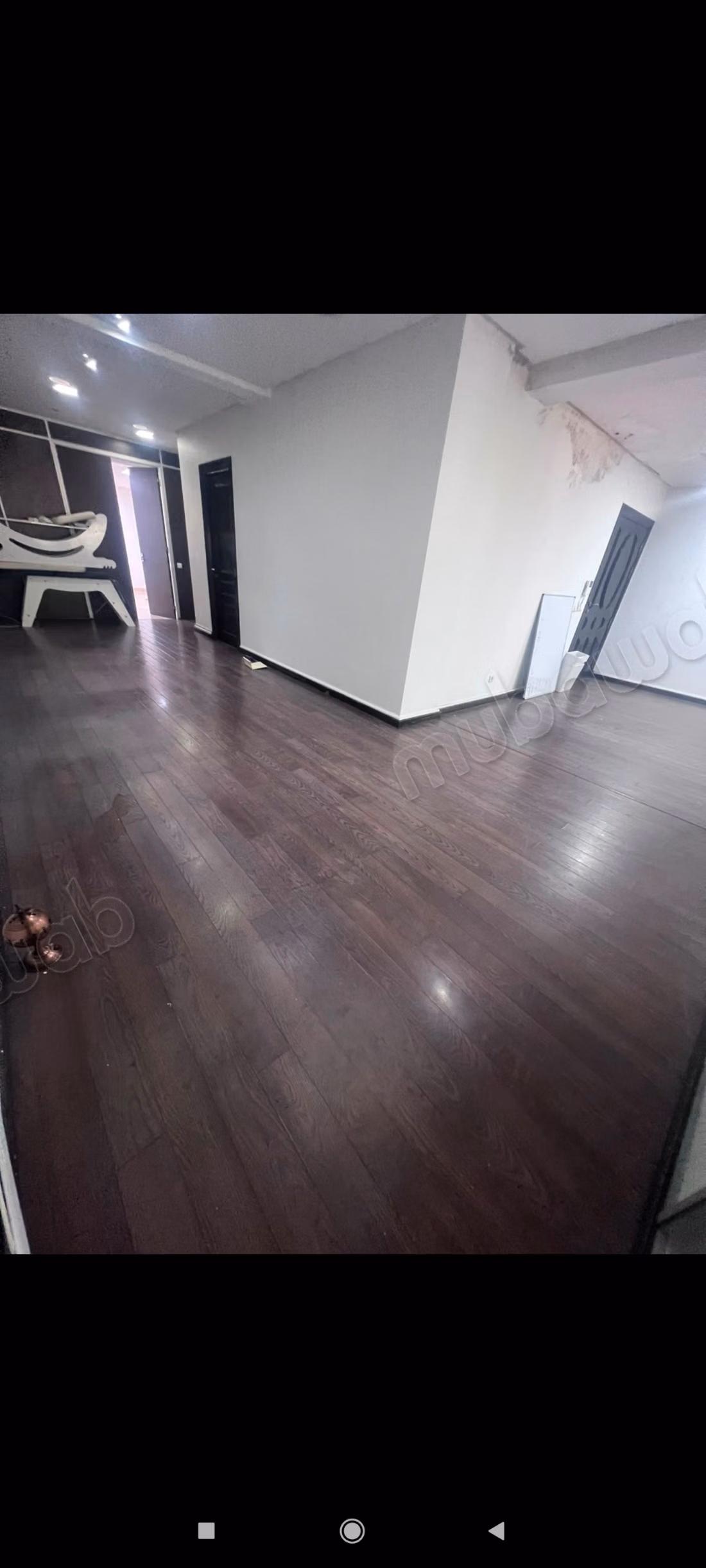 Uffici in affitto ad Anfa. Superficie totale di 120 m². Residence con concierge e aria condizionata generale