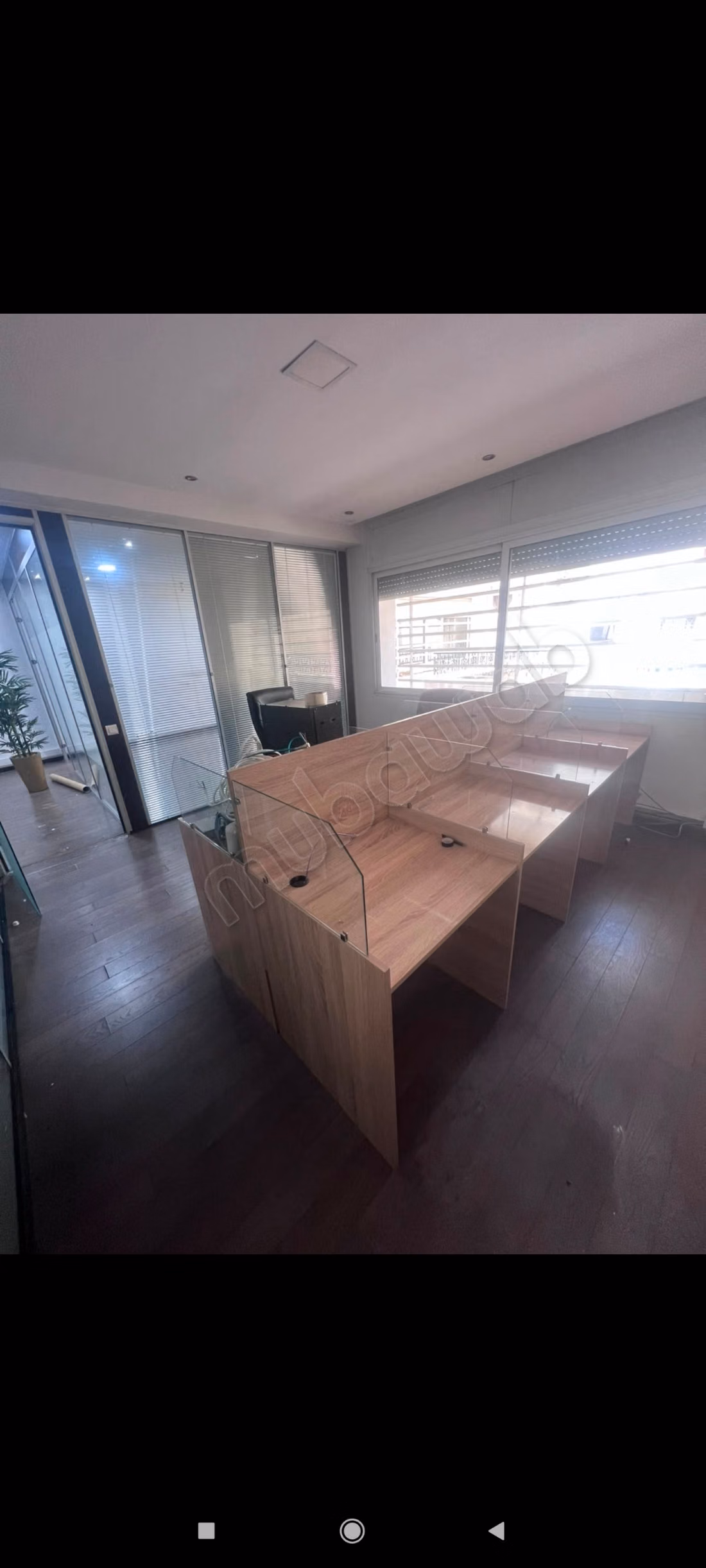 Uffici in affitto ad Anfa. Superficie totale di 120 m². Residence con concierge e aria condizionata generale
