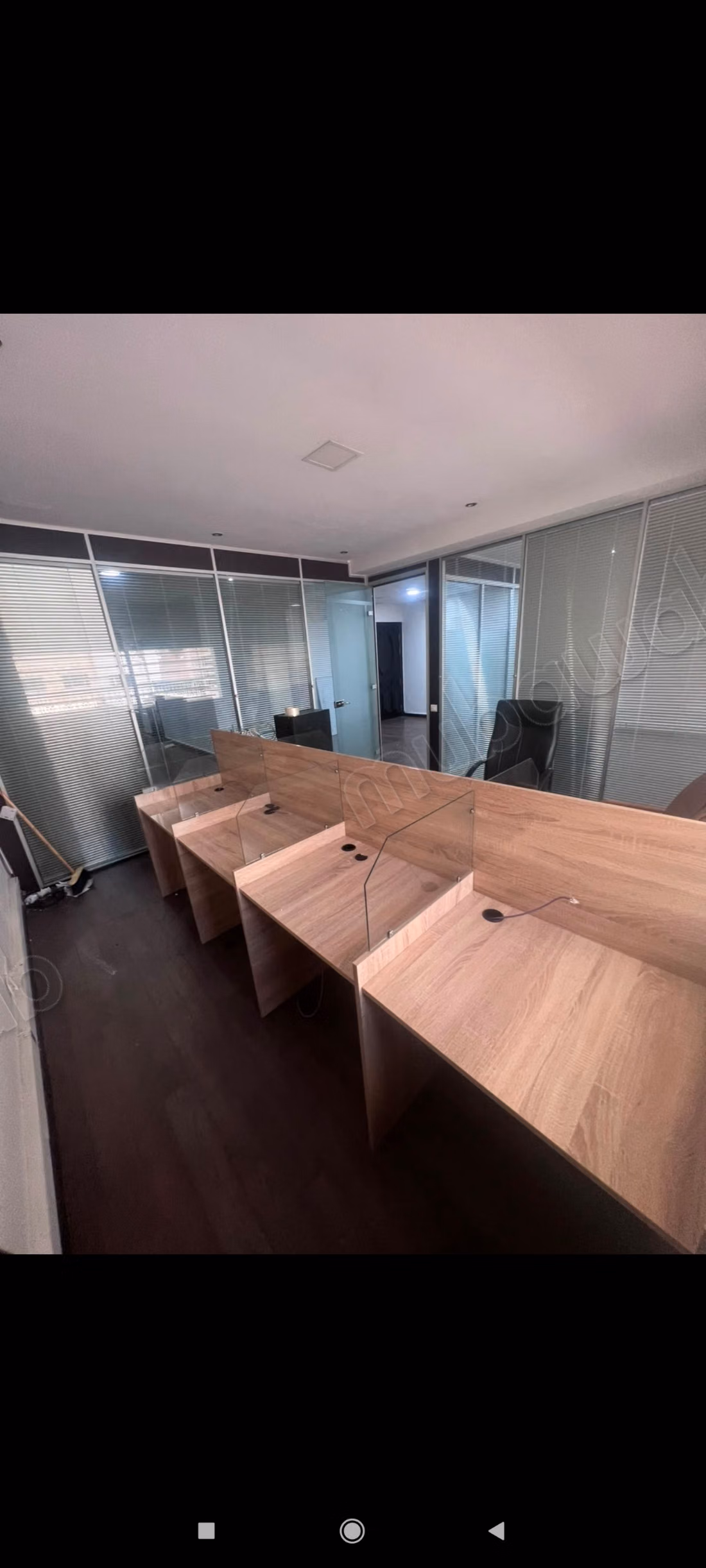 Uffici in affitto ad Anfa. Superficie totale di 120 m². Residence con concierge e aria condizionata generale