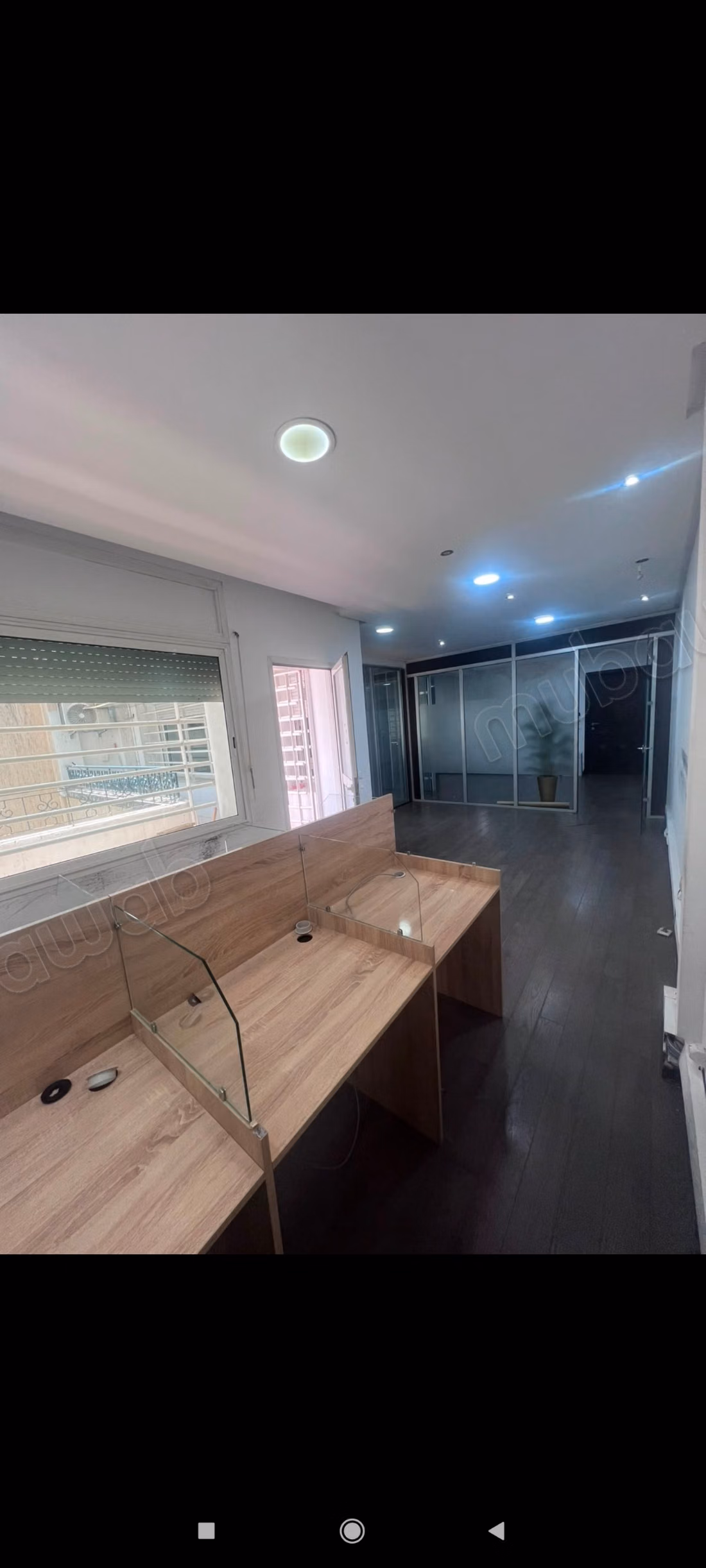 Uffici in affitto ad Anfa. Superficie totale di 120 m². Residence con concierge e aria condizionata generale